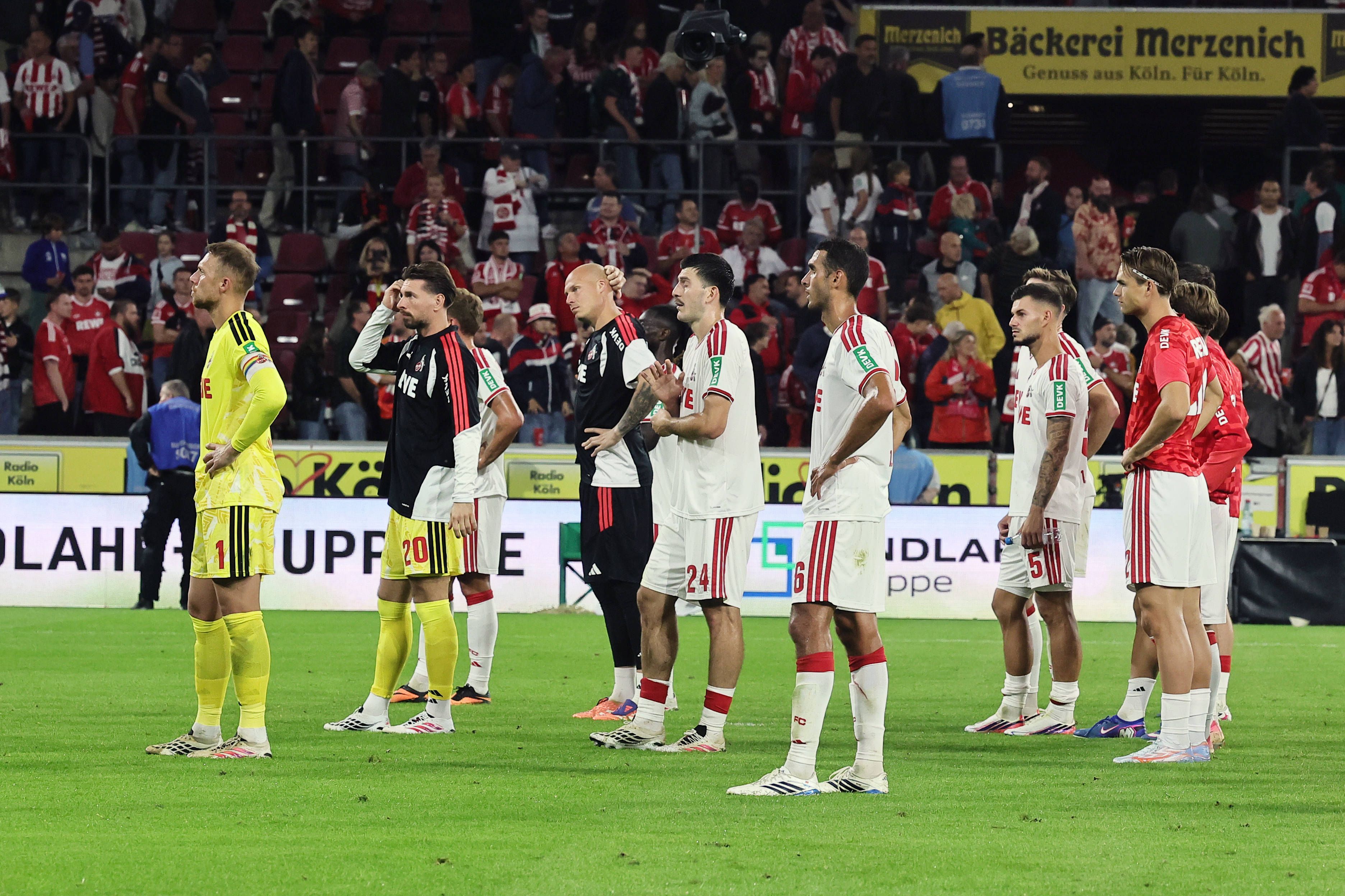 Nach dem Spiel gegen Werder Bremen gehen die Fans des 1. FC Köln zu ihren Fans.