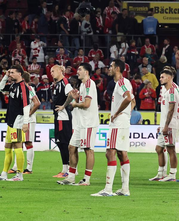 Nach dem Spiel gegen Werder Bremen gehen die Fans des 1. FC Köln zu ihren Fans.