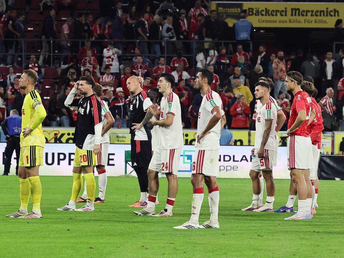 Nach dem Spiel gegen Werder Bremen gehen die Fans des 1. FC Köln zu ihren Fans.