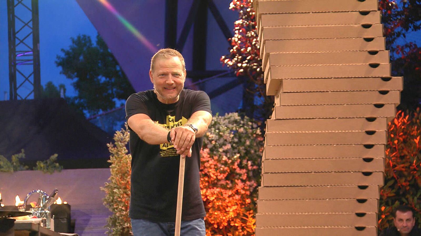 Erstes Erfolgserlebnis: In der zweiten Küchen-Competition holt Mario Barth beim Pizzakartonprügeln den ersten Sieg und drei Extrapunkte. (Bild: RTL)