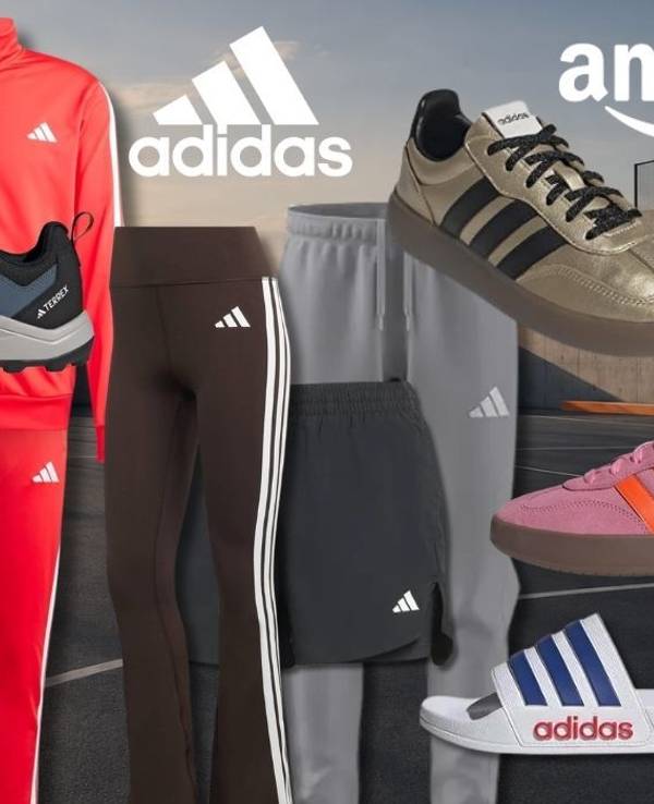 adidas Kleidungsstücke, Sneaker und Schuhe vor einem urbanen Sportplatz in der Abenddämmerung.