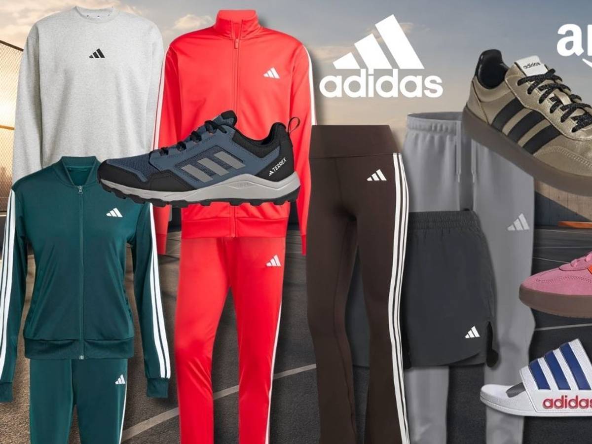 adidas Kleidungsstücke, Sneaker und Schuhe vor einem urbanen Sportplatz in der Abenddämmerung.