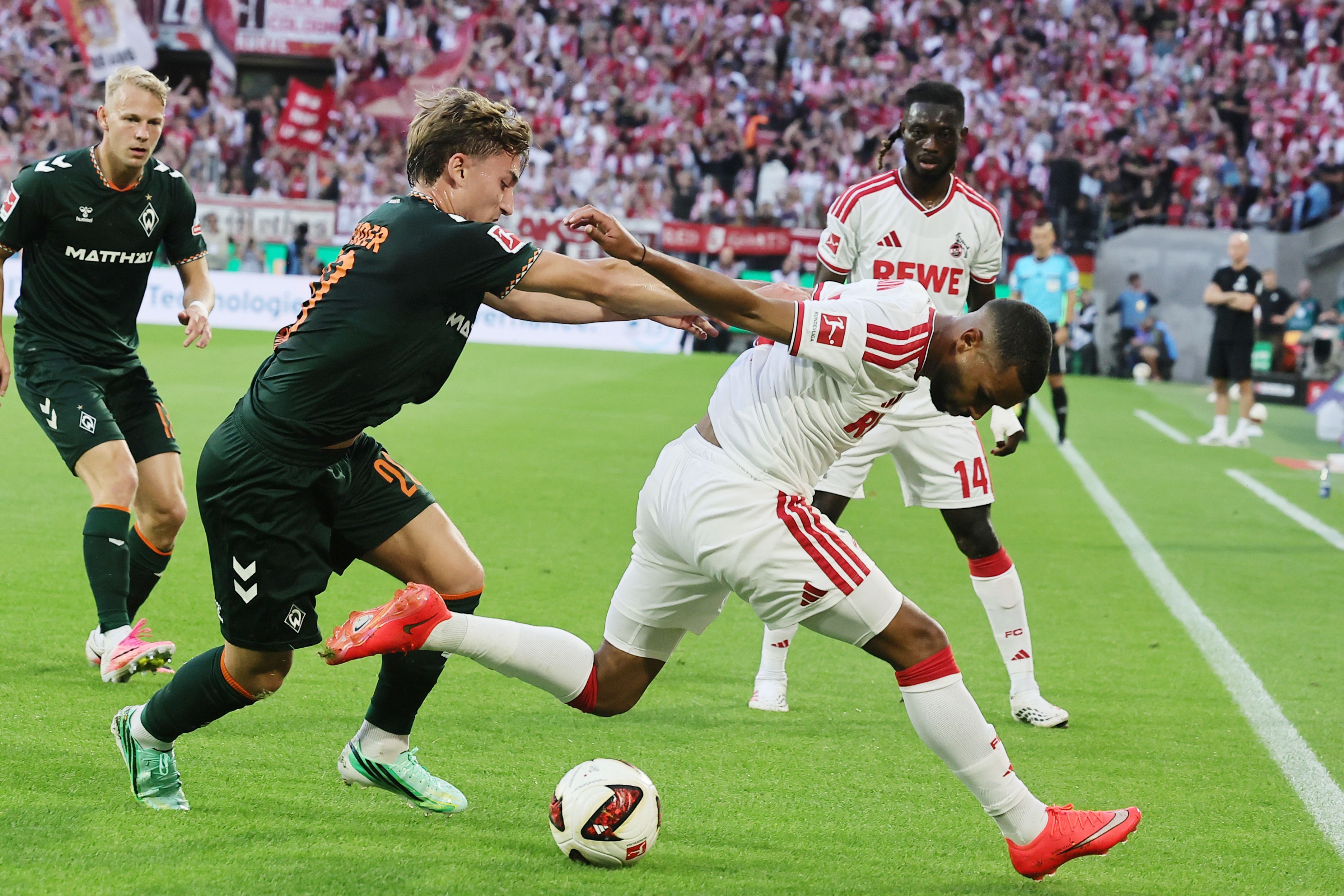 Linton Maina im Zweikampf mit Chuki. Marco Grüll und Gideon Mensah schauen zu.