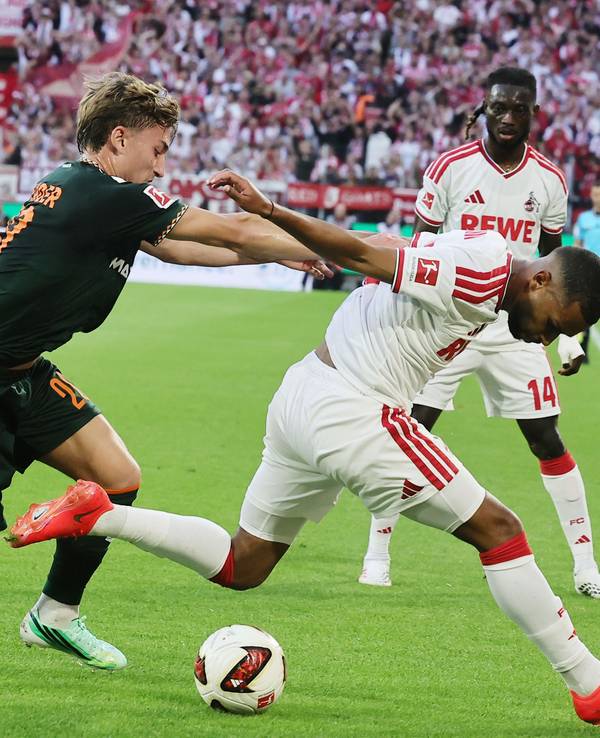 Linton Maina im Zweikampf mit Chuki. Marco Grüll und Gideon Mensah schauen zu.