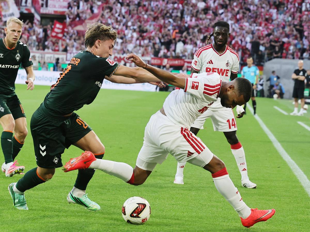 Linton Maina im Zweikampf mit Chuki. Marco Grüll und Gideon Mensah schauen zu.