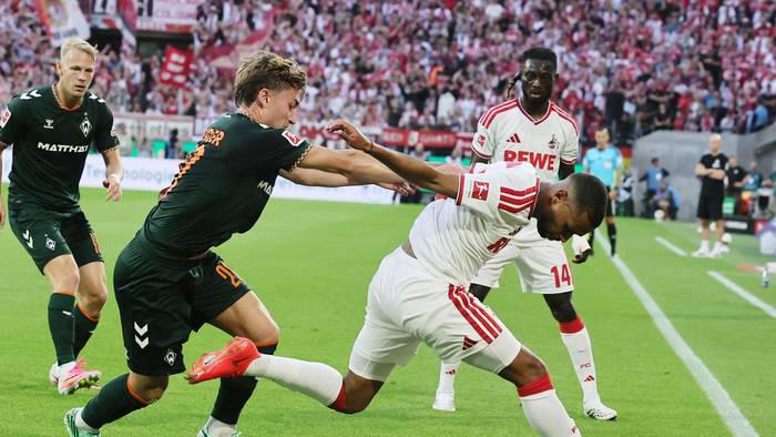 Linton Maina im Zweikampf mit Chuki. Marco Grüll und Gideon Mensah schauen zu.
