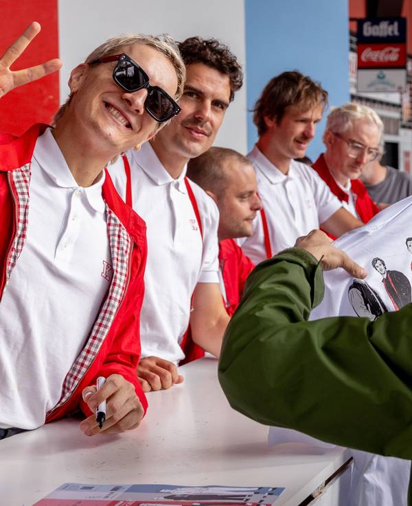 Die Band Kraftklub bei der Autogrammstunde am Kölner Stadion.