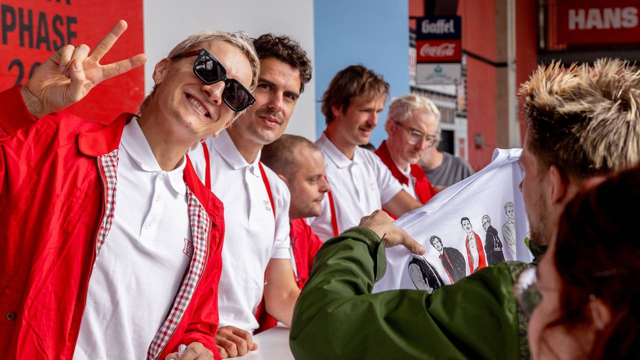 Die Band Kraftklub bei der Autogrammstunde am Kölner Stadion.
