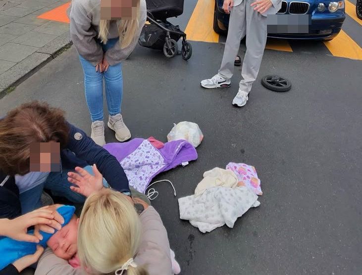 Mit einer Smart-Brille machte Ferahnaz K. ein Foto von der Unfallszene in Köln-Dellbrück. Denise Emonts-Gast, die mit einem Kinderwagen unterwegs war, wurde angefahren. Ihre Tochter Mavie wurde ebenfalls verletzt.