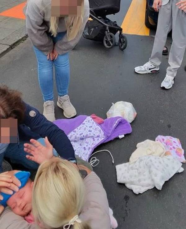 Mit einer Smart-Brille machte Ferahnaz K. ein Foto von der Unfallszene in Köln-Dellbrück. Denise Emonts-Gast, die mit einem Kinderwagen unterwegs war, wurde angefahren. Ihre Tochter Mavie wurde ebenfalls verletzt.