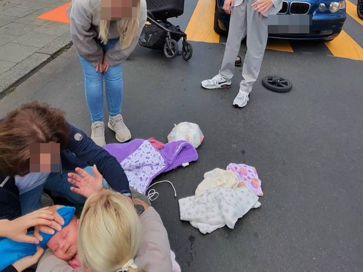 Mit einer Smart-Brille machte Ferahnaz K. ein Foto von der Unfallszene in Köln-Dellbrück. Denise Emonts-Gast, die mit einem Kinderwagen unterwegs war, wurde angefahren. Ihre Tochter Mavie wurde ebenfalls verletzt.