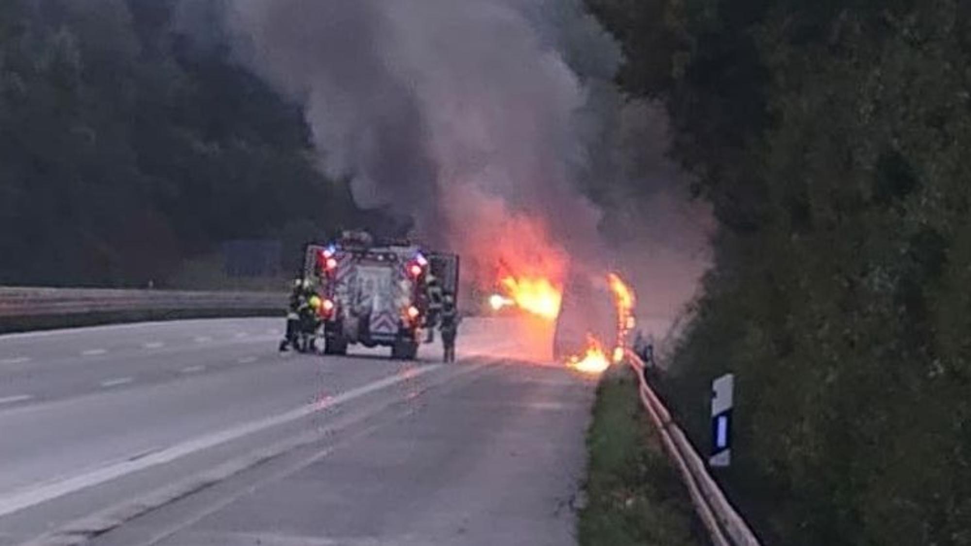 Der brennende Sprinter der Band BrassGazz auf der Autobahn.