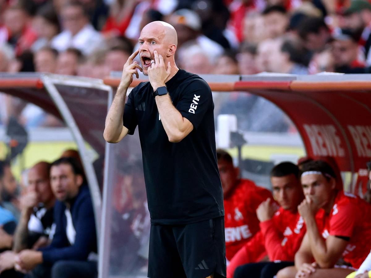 René Wagner (1. FC Köln) gestikuliert vor der Trainerbank.