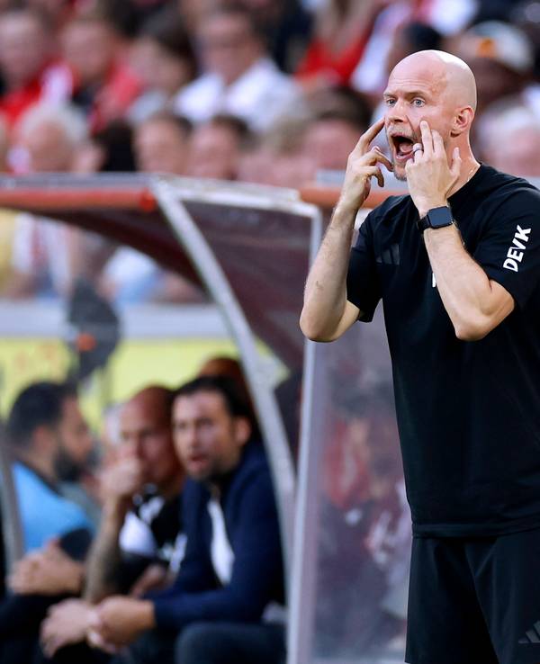 René Wagner (1. FC Köln) gestikuliert vor der Trainerbank.