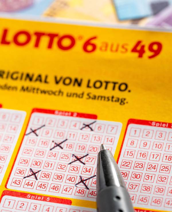 Lotterieschein, Stift und Geld
