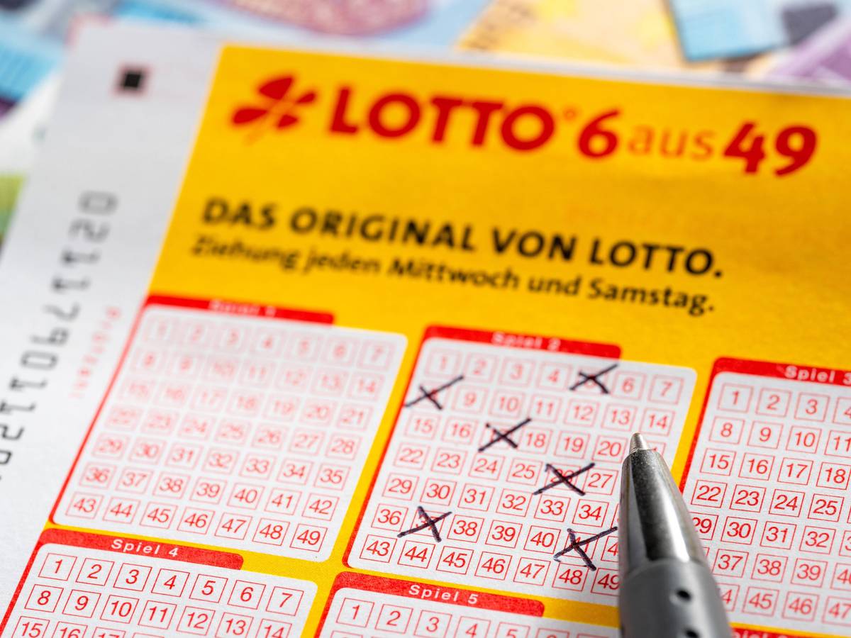 Lotterieschein, Stift und Geld