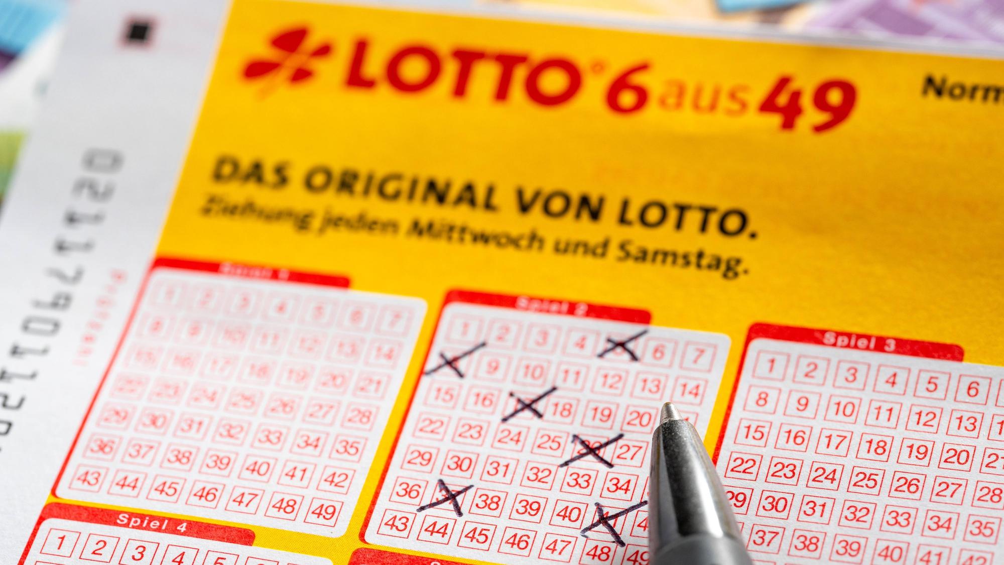 Lotterieschein, Stift und Geld