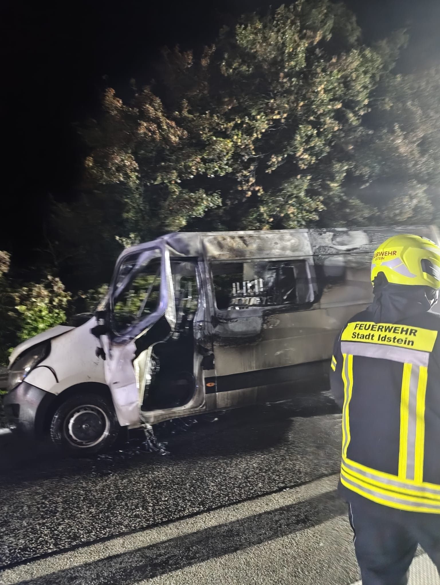 Die Feuerwehr löscht den Bus der Band BrassGazz.