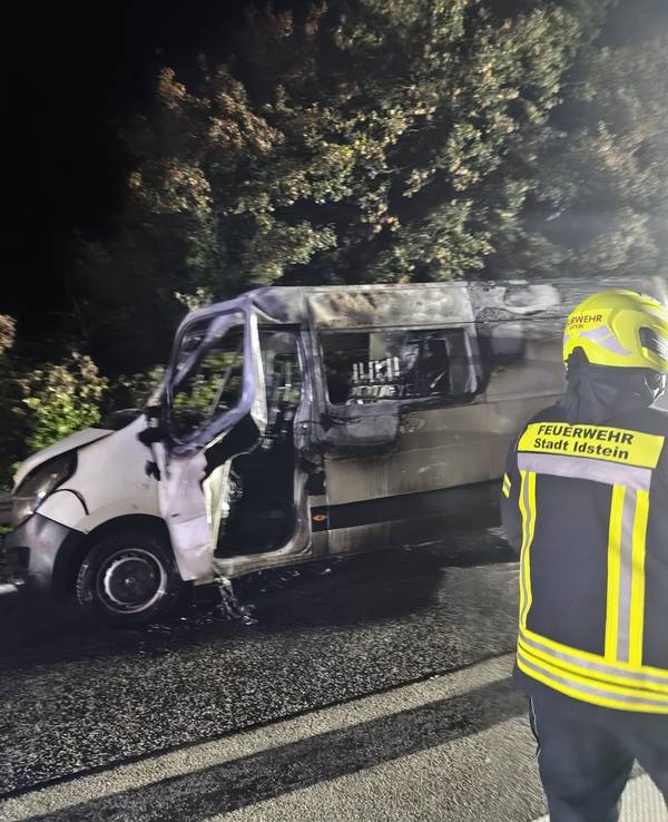 Die Feuerwehr löscht den Bus der Band BrassGazz.