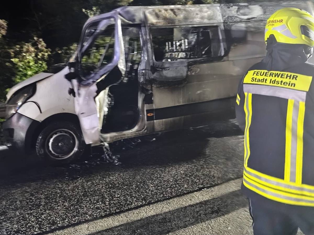 Die Feuerwehr löscht den Bus der Band BrassGazz.