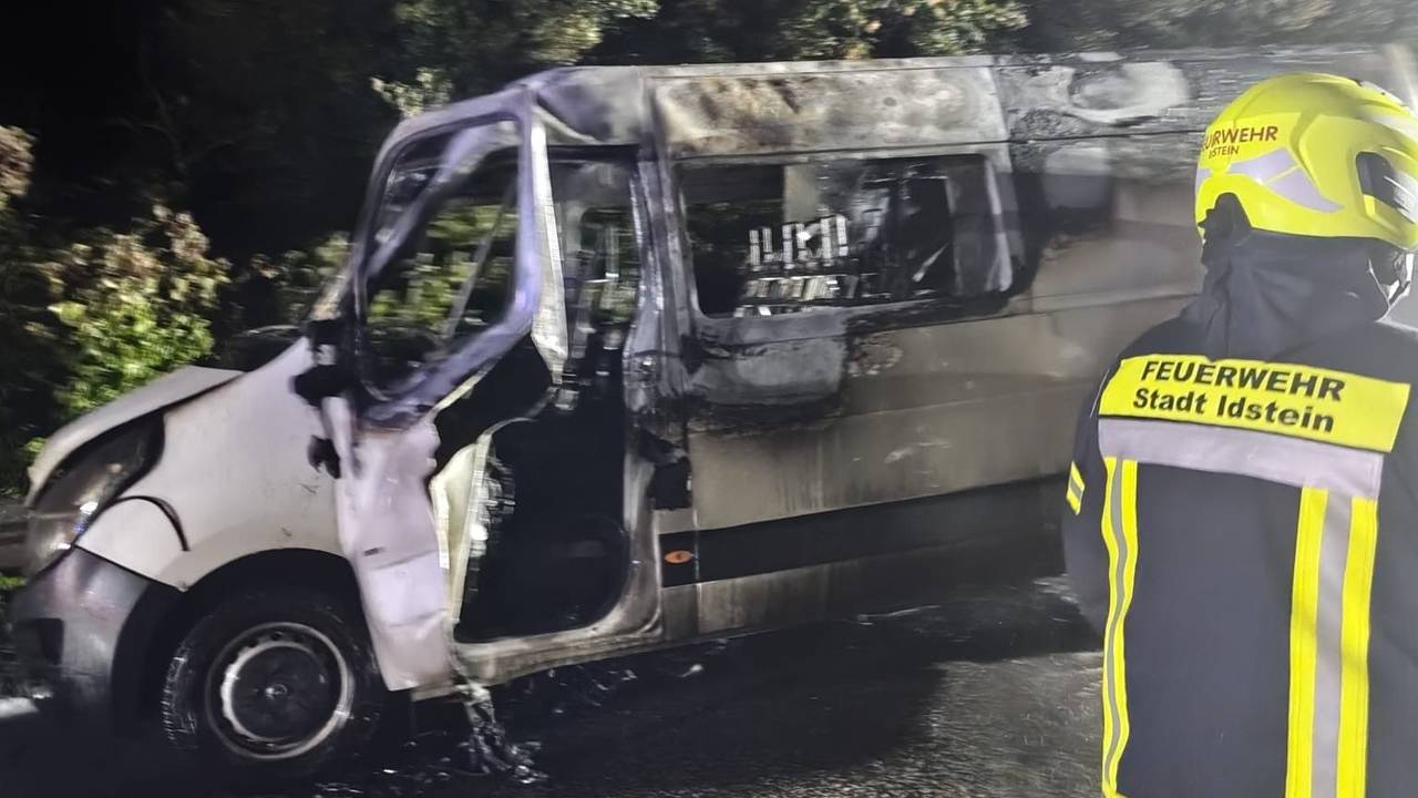 Die Feuerwehr löscht den Bus der Band BrassGazz.
