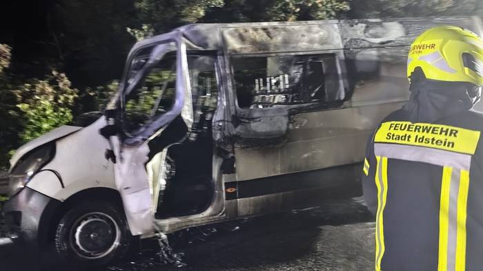 Die Feuerwehr löscht den Bus der Band BrassGazz.