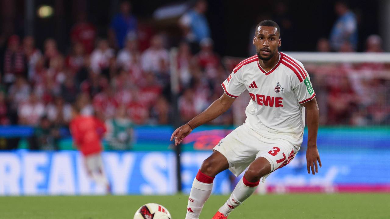 Linton Maina schaut fokussiert auf den Ball.