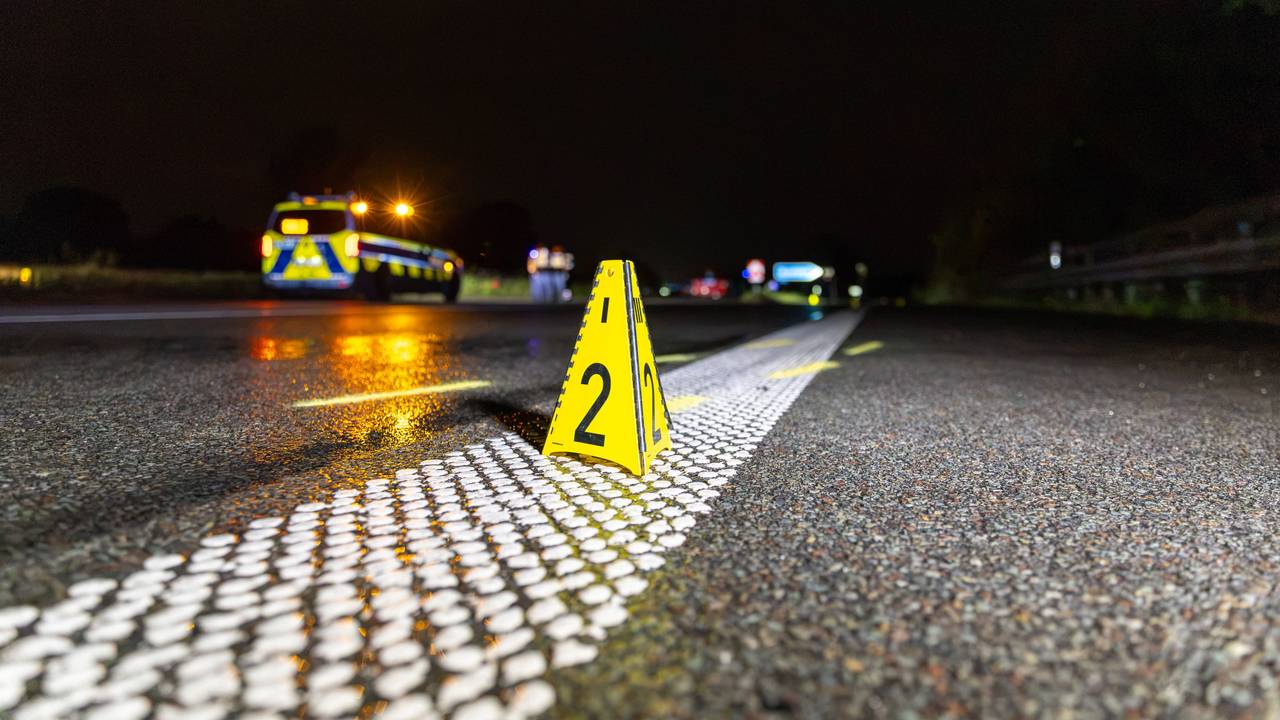 Bei einem Unfall auf der Autobahn 44 nahe dem Autobahnkreuz Werl sind vier Menschen schwer verletzt worden. (Symbolbild)