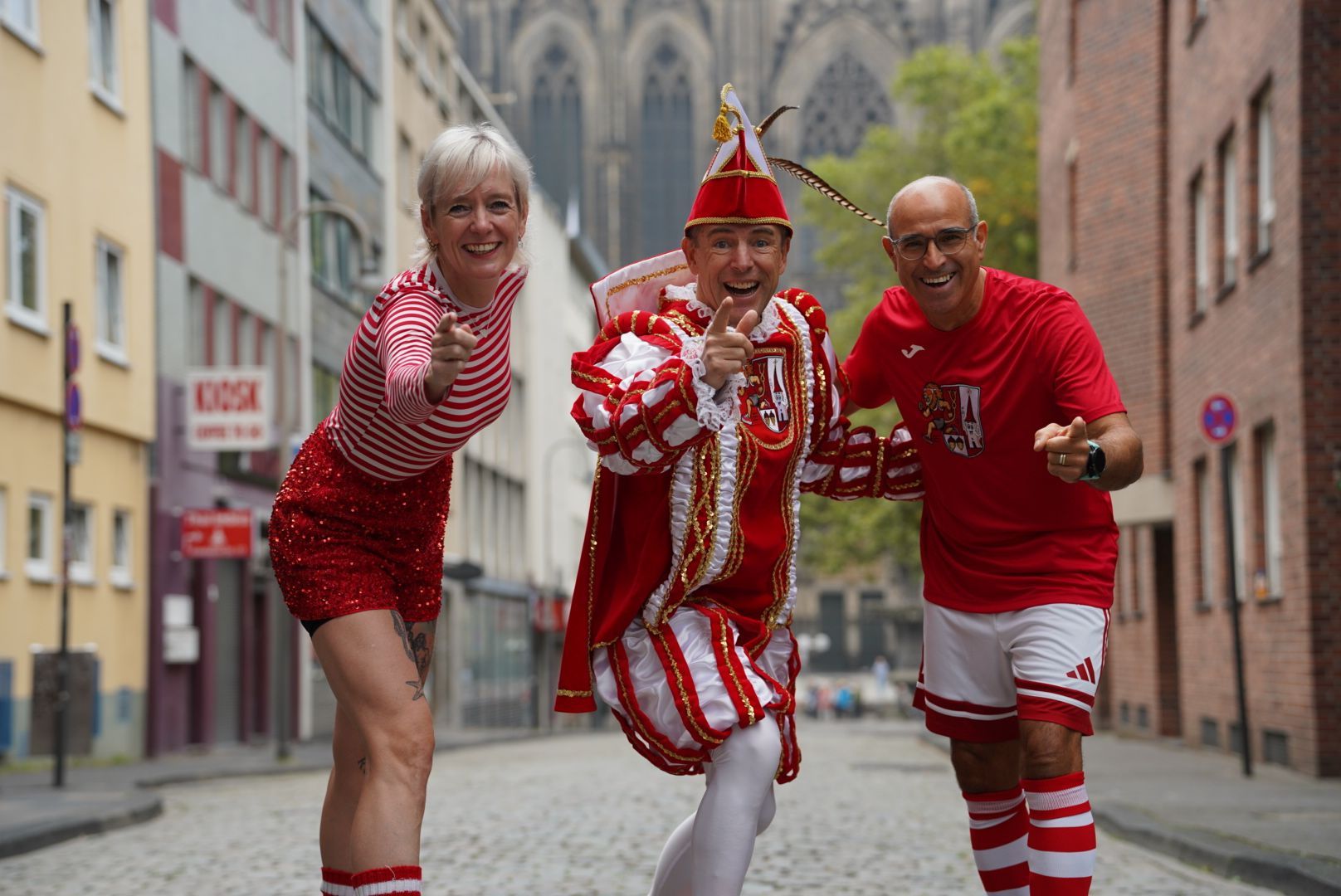 Jörg Löhr mit Nicole Peters und Carlos Maia vor dem Köln-Marathon.