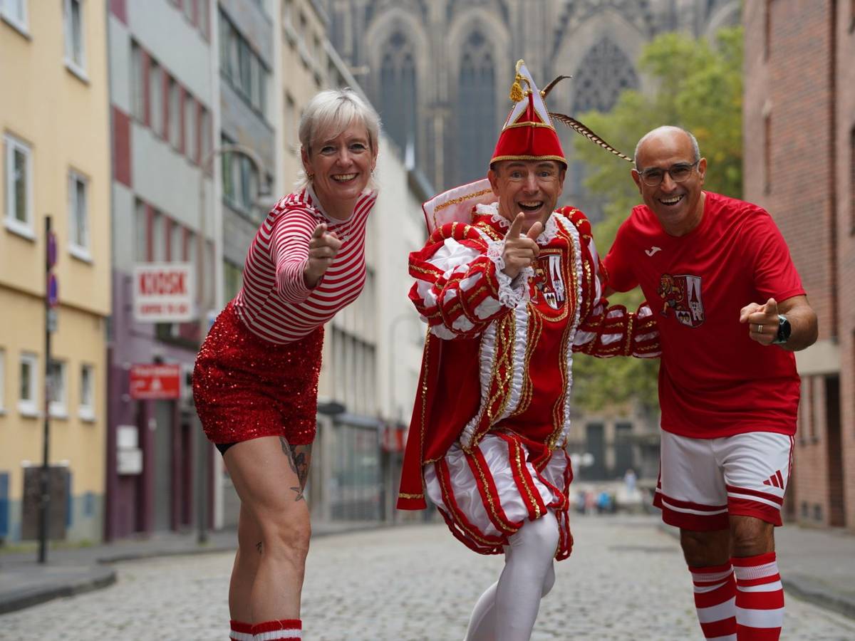 Jörg Löhr mit Nicole Peters und Carlos Maia vor dem Köln-Marathon.