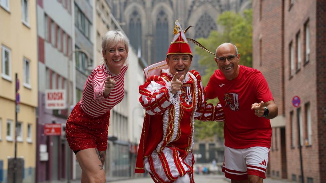 Jörg Löhr mit Nicole Peters und Carlos Maia vor dem Köln-Marathon.