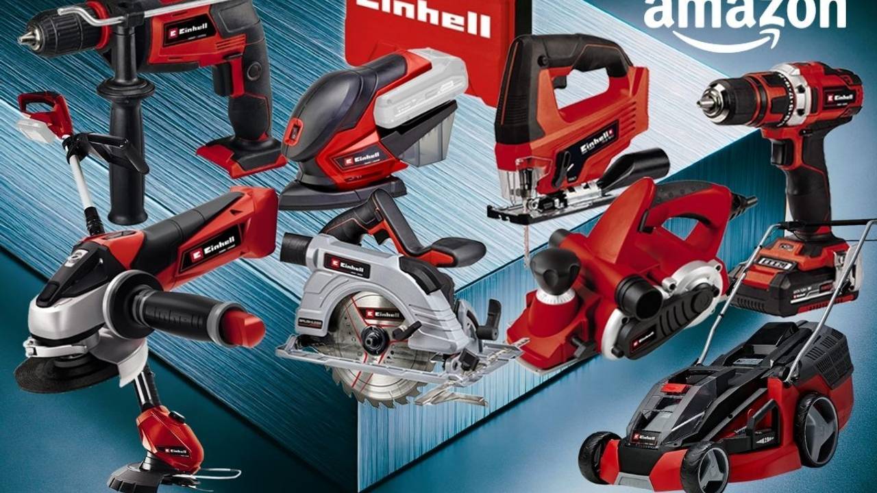 Rote Einhell-Geräte – darunter Akkubohrschrauber, Multischleifer, Winkelschleifer, Stichsäge, Kreissäge, Rasenmäher und Rasentrimmer – vor einem hellblauen Stahlhintergrund.