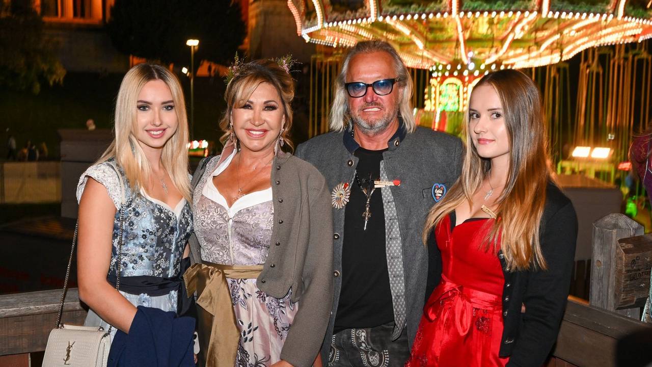 Deutschlands wohl bekannteste Jetset-Familie wechselt den Sender, von links: Shania, Carmen, Robert und Davina Geiss. (Bild: 2022 Hannes Magerstaedt/Hannes Magerstaedt)