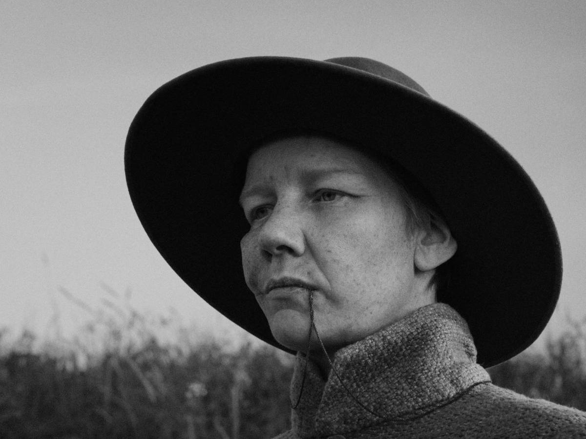 Sandra Hüller wurde bei der Berlinale für ihre Darbietung in „Rose“ mit einem Silbernen Bären als beste Hauptdarstellerin ausgezeichnet. (Bild: Piffl Medien/Schubert/ROW Pictures/Walker+Worm Film/Gerald Kerkletz)