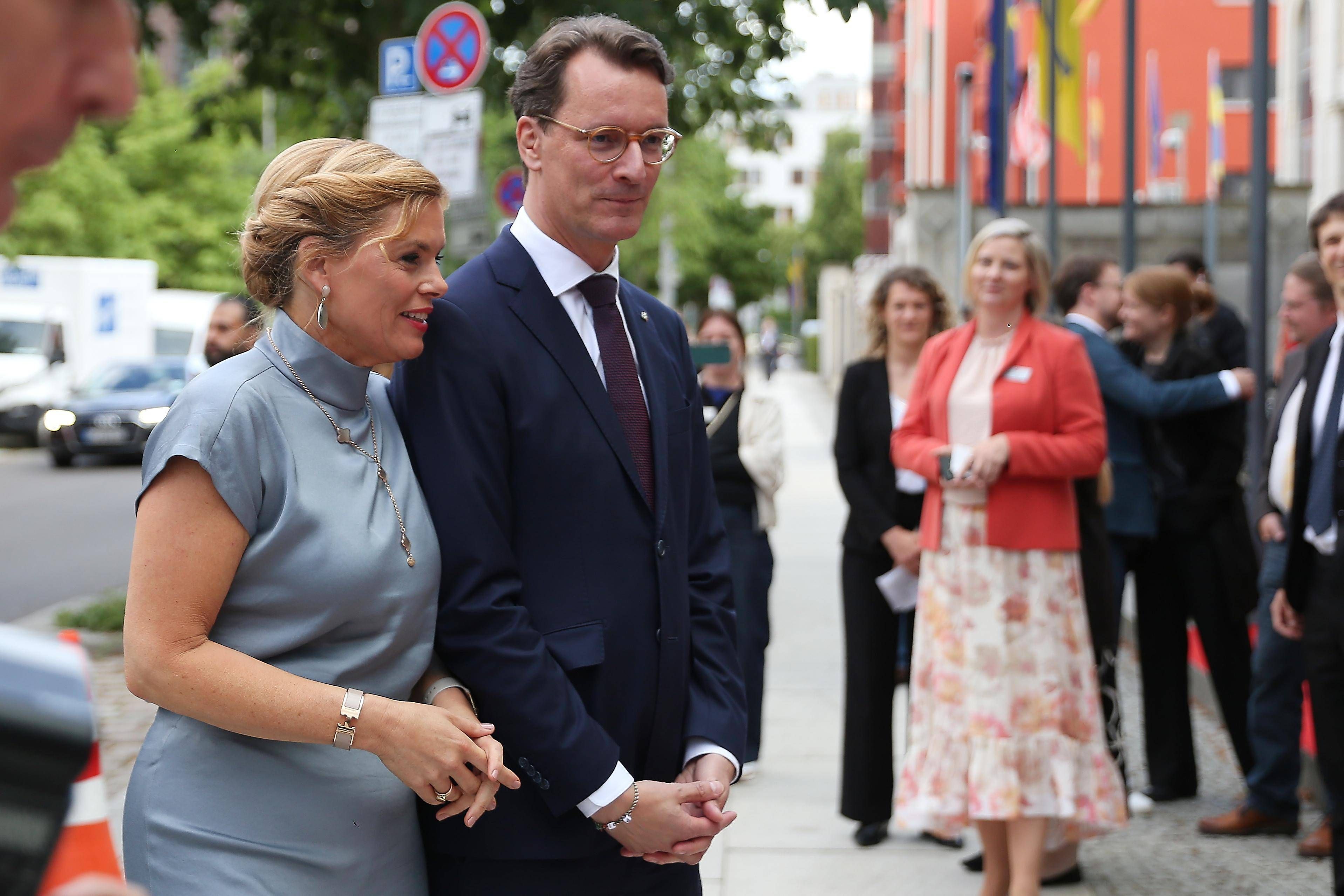 Bundestagspräsidentin Julia Klöckner neben NRW-Ministerpräsident Hendrik Wüst (beide CDU) beim Sommerfest der NRW-Landesvertretung in Berlin im Juni.