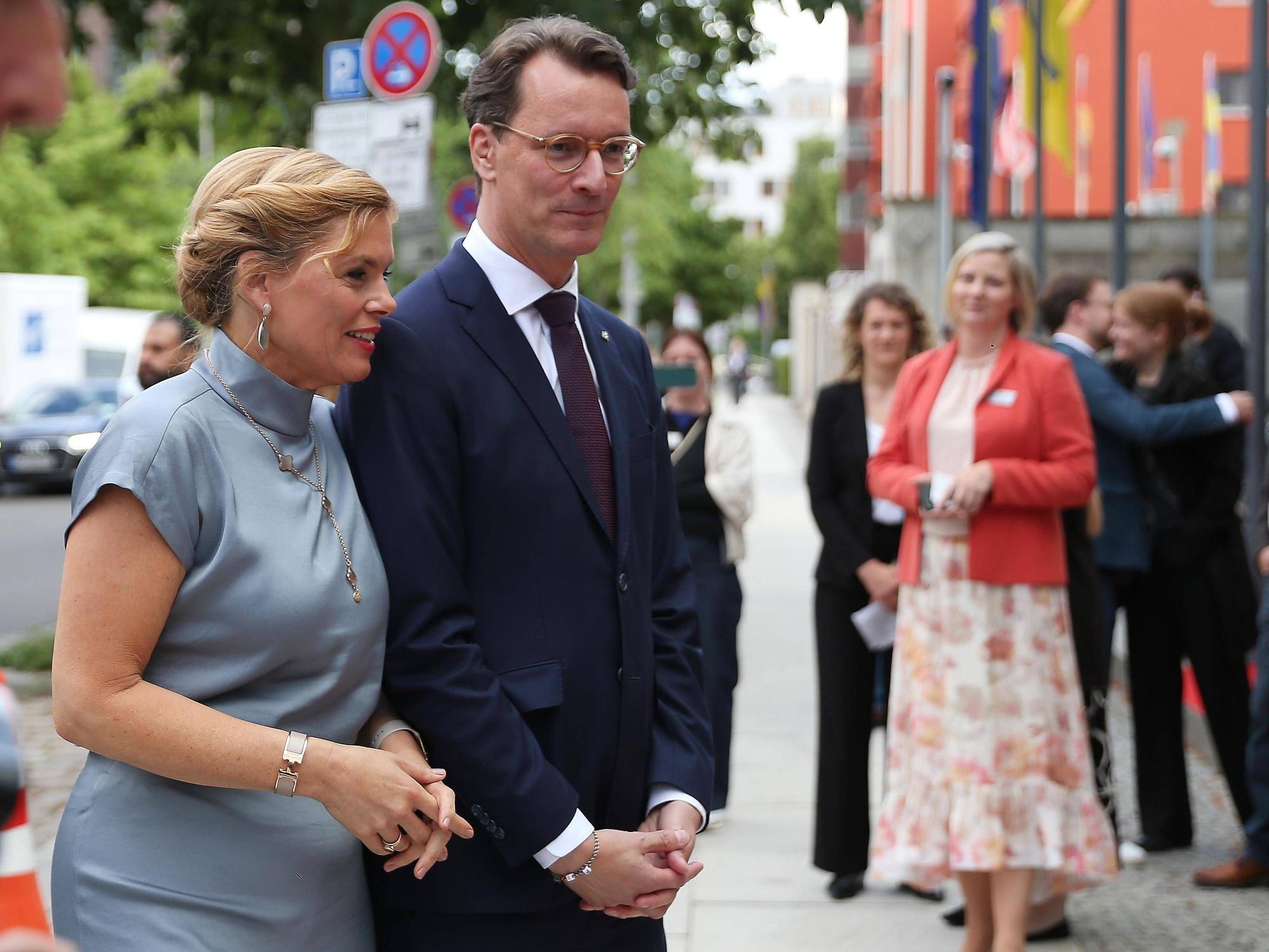 Bundestagspräsidentin Julia Klöckner neben NRW-Ministerpräsident Hendrik Wüst (beide CDU) beim Sommerfest der NRW-Landesvertretung in Berlin im Juni.