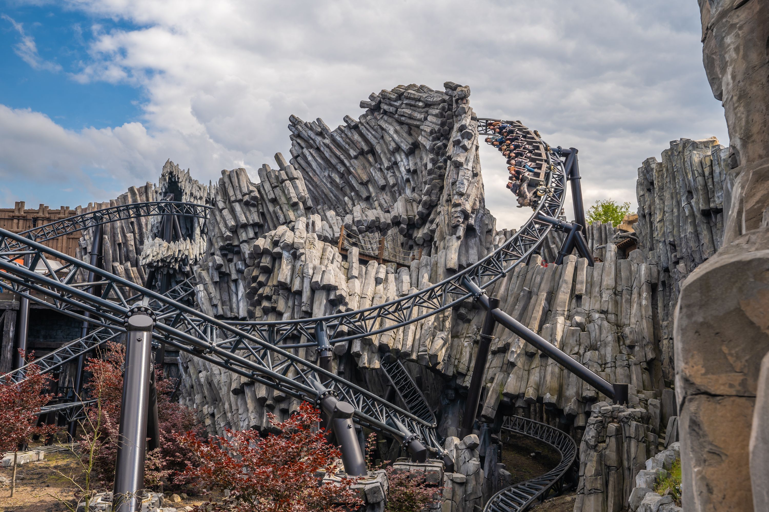 Fahrgäste auf der Achterbahn Taron im Phantasialand. (Archivfoto)