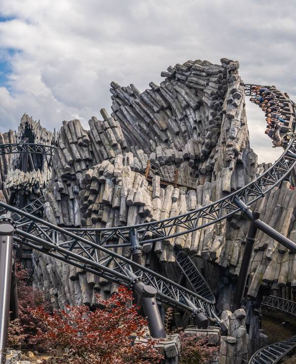 Fahrgäste auf der Achterbahn Taron im Phantasialand. (Archivfoto)