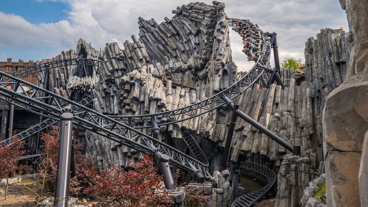 Fahrgäste auf der Achterbahn Taron im Phantasialand. (Archivfoto)