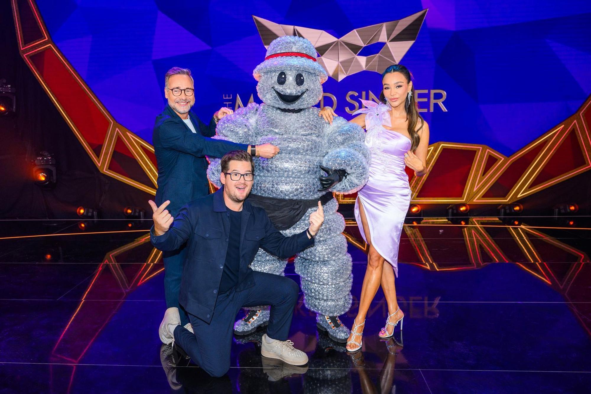 Chris Tall (vorne) und Verona Pooth freuen sich, eine weitere Staffel von „The Masked Singer“ als Rateteam zu begleiten. Matthias Opdenhövel übernimmt, wie gewohnt, die Moderation. (Bild: Joyn/Willi Weber)