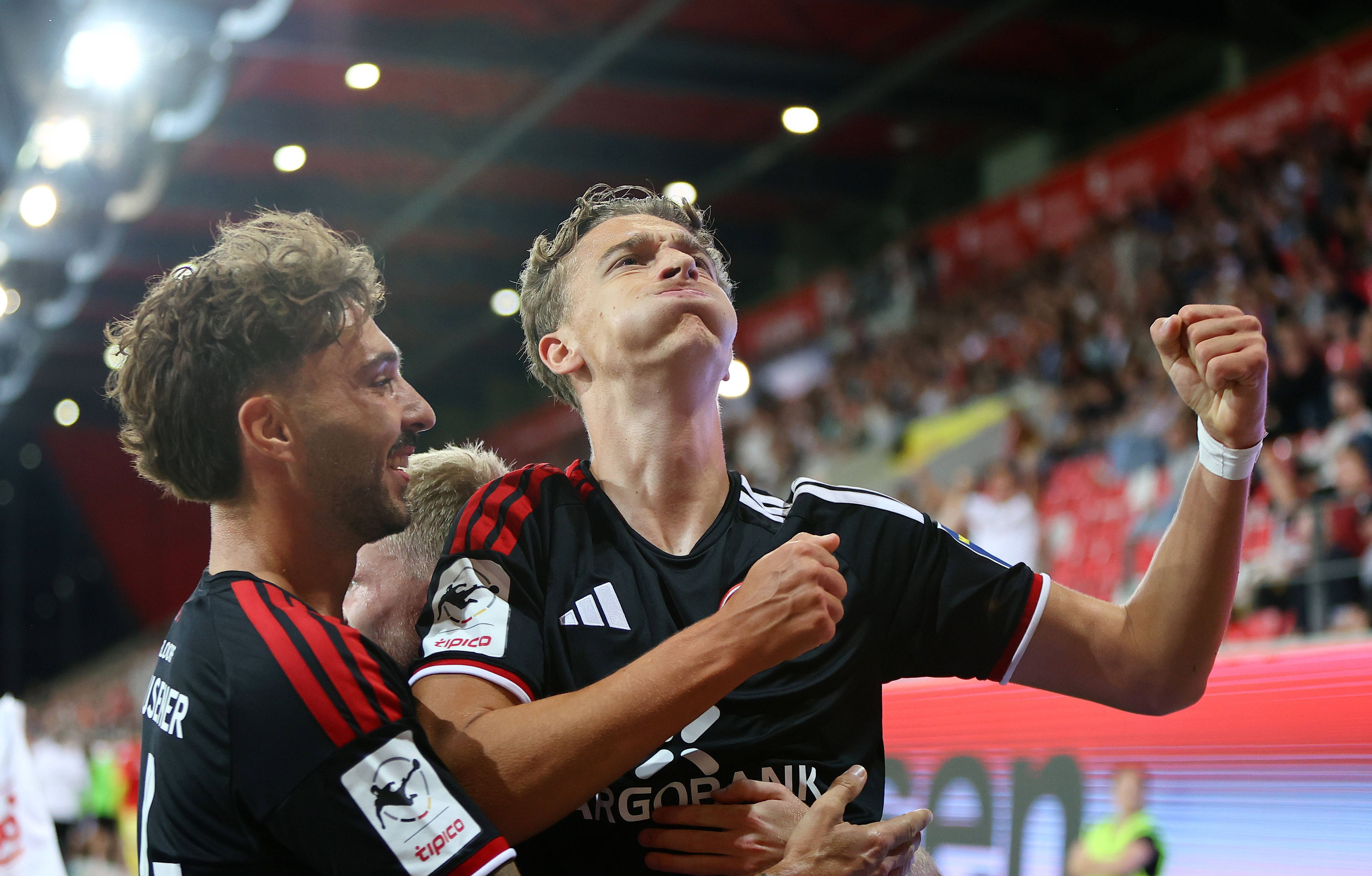 Lukas Eixler jubelt mit Fabian Schleusener über seinen Treffer.