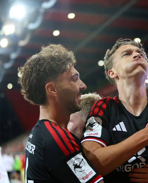 Lukas Eixler jubelt mit Fabian Schleusener über seinen Treffer.