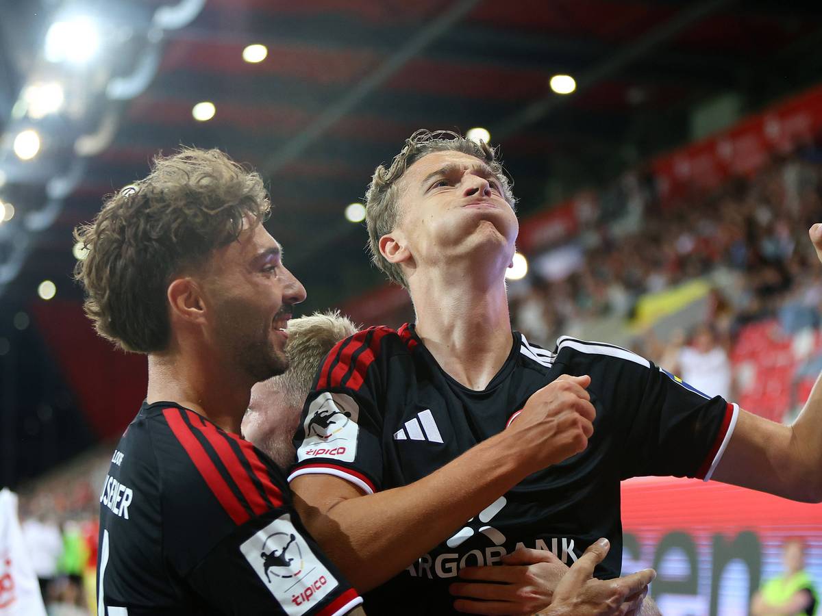 Lukas Eixler jubelt mit Fabian Schleusener über seinen Treffer.