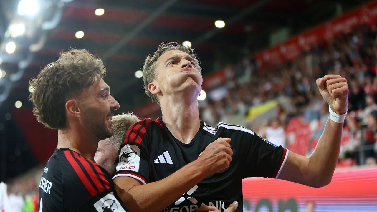 Lukas Eixler jubelt mit Fabian Schleusener über seinen Treffer.