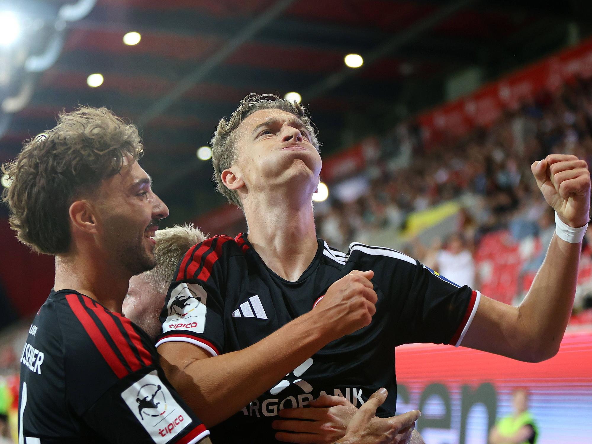 Lukas Eixler jubelt mit Fabian Schleusener über seinen Treffer.