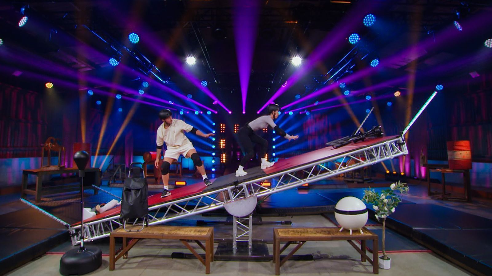 Das Safetyspiel „Stehvermögen“ zerrt an den Nerven. (Bild: RTL)