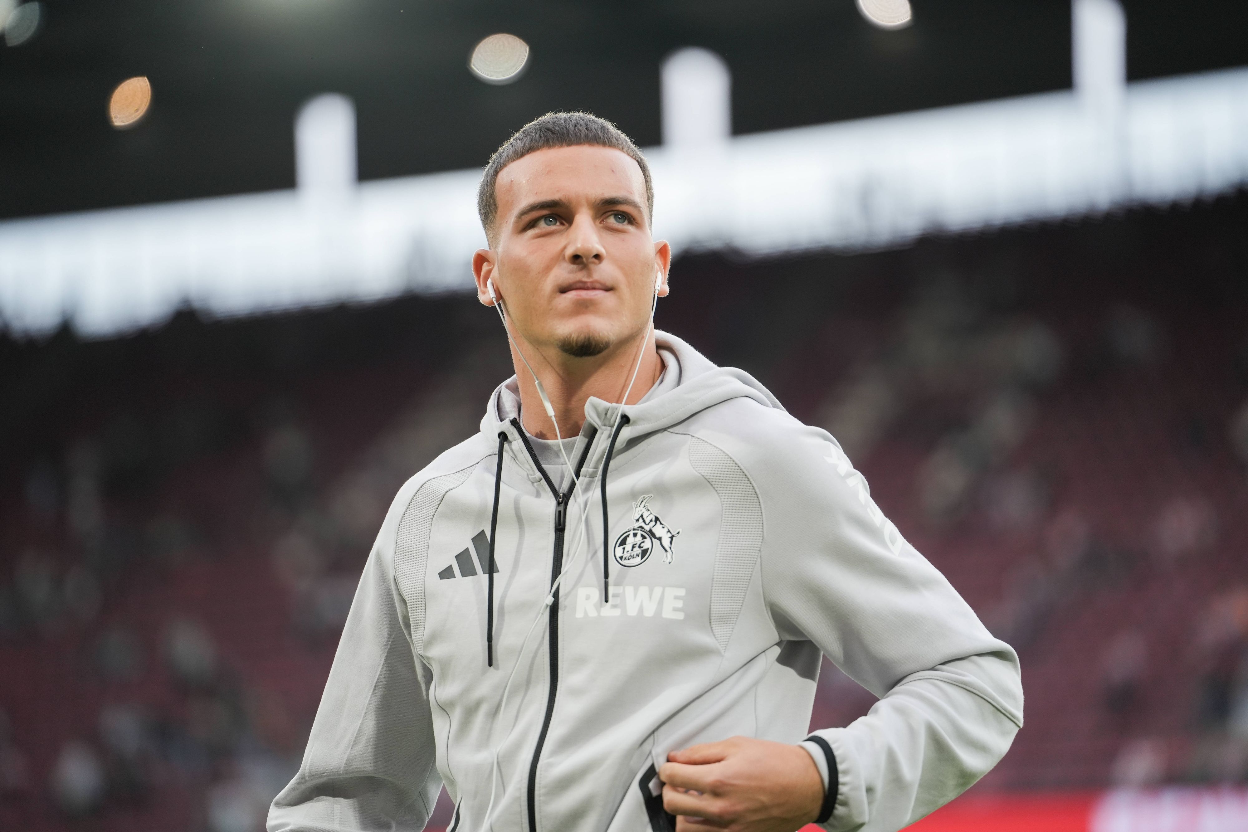 Vor dem Spiel des 1. FC Köln geht Said El Mala über den Platz.