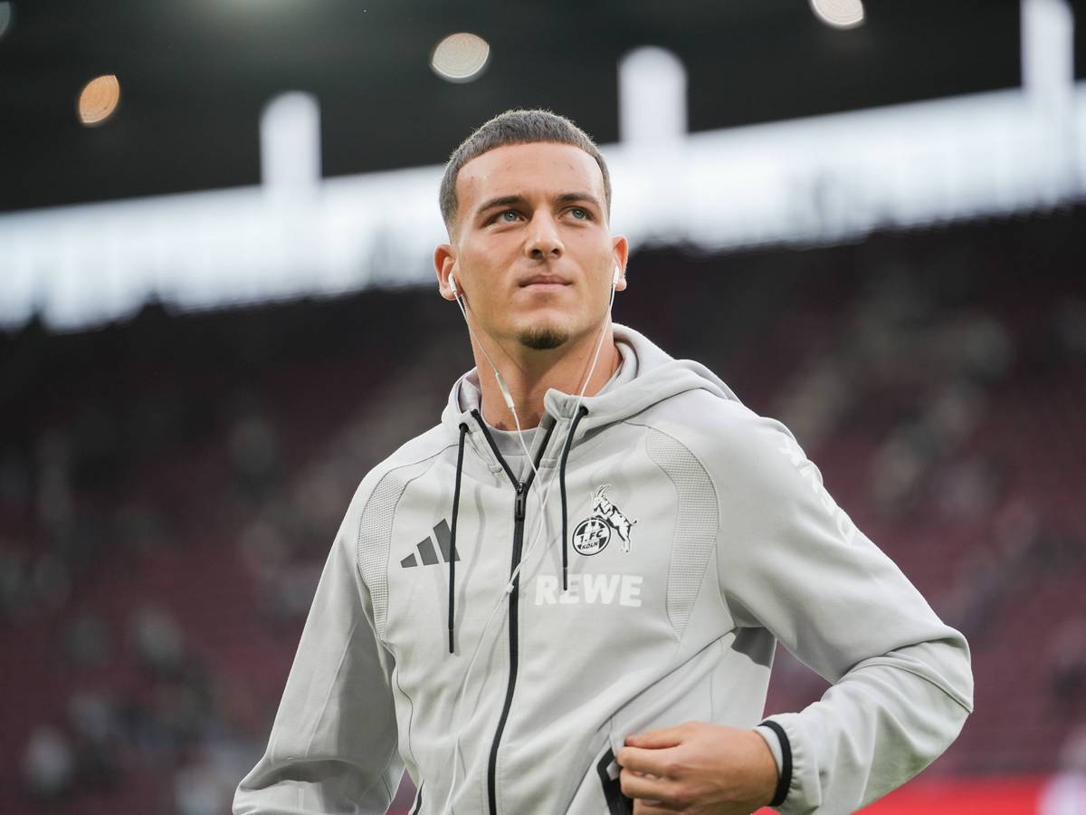 Vor dem Spiel des 1. FC Köln geht Said El Mala über den Platz.
