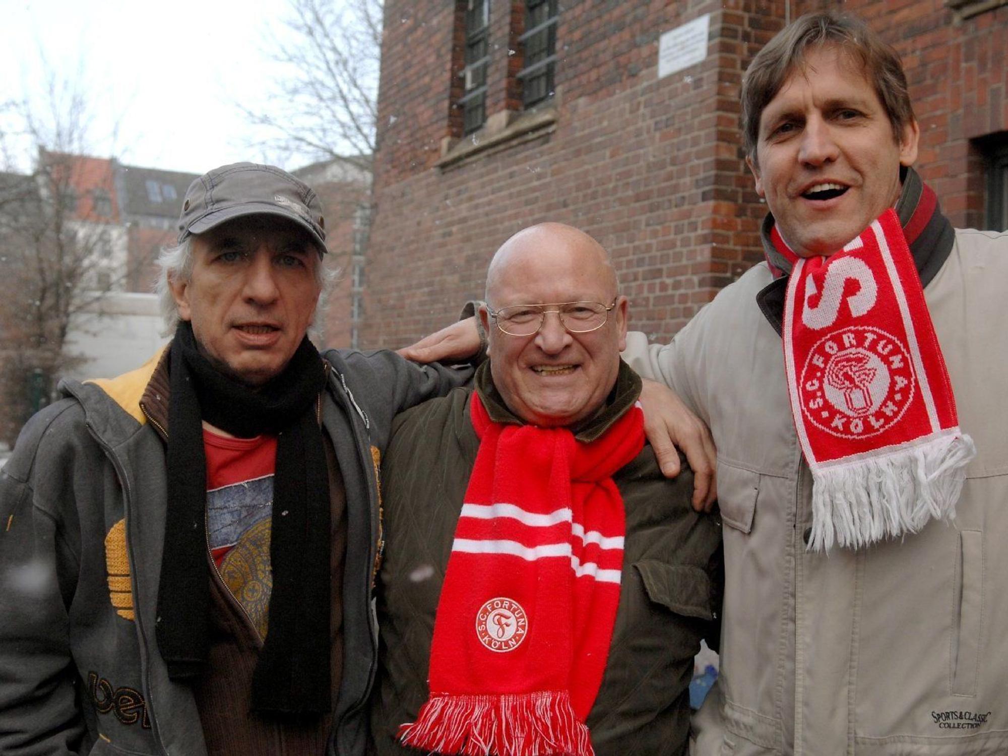 An der Seite des bereits verstorbenen Fortuna-Köln-Präsidenten Klaus Ulonska (Mitte) und Cornel Wachter (rechts) engagierte sich Ralf Richter auch immer wieder für den Vringstreff e.V. in Köln.