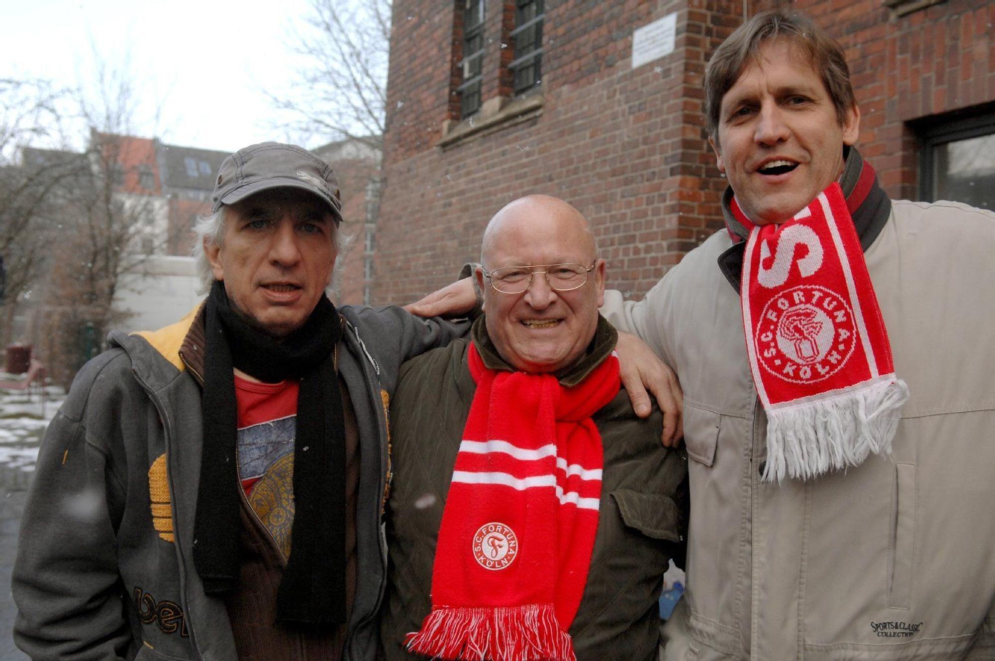 An der Seite des bereits verstorbenen Fortuna-Köln-Präsidenten Klaus Ulonska (Mitte) und Cornel Wachter (rechts) engagierte sich Ralf Richter auch immer wieder für den Vringstreff e.V. in Köln.